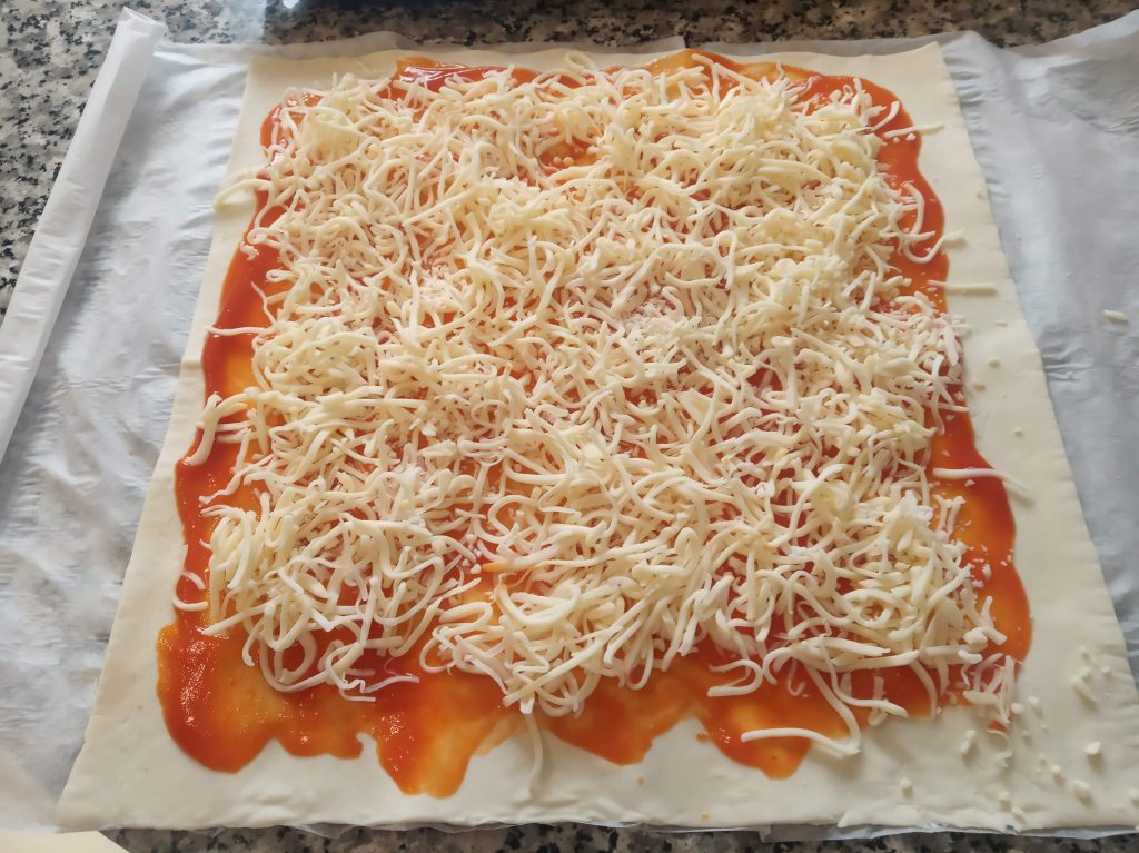 Pizza de hojaldre enrollada