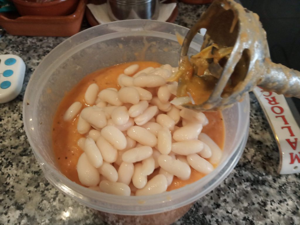 Crema caliente de tomate y alubias blancas