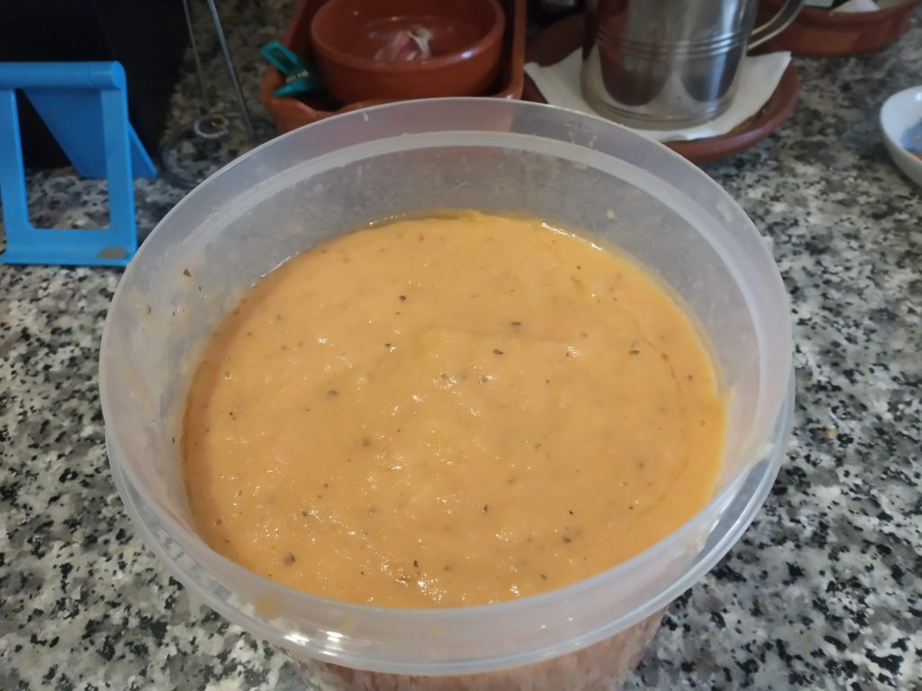 Crema caliente de tomate y alubias blancas