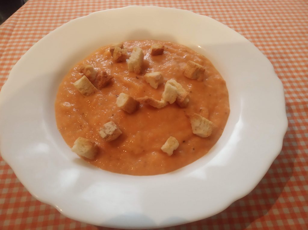 Crema caliente de tomate y alubias blancas