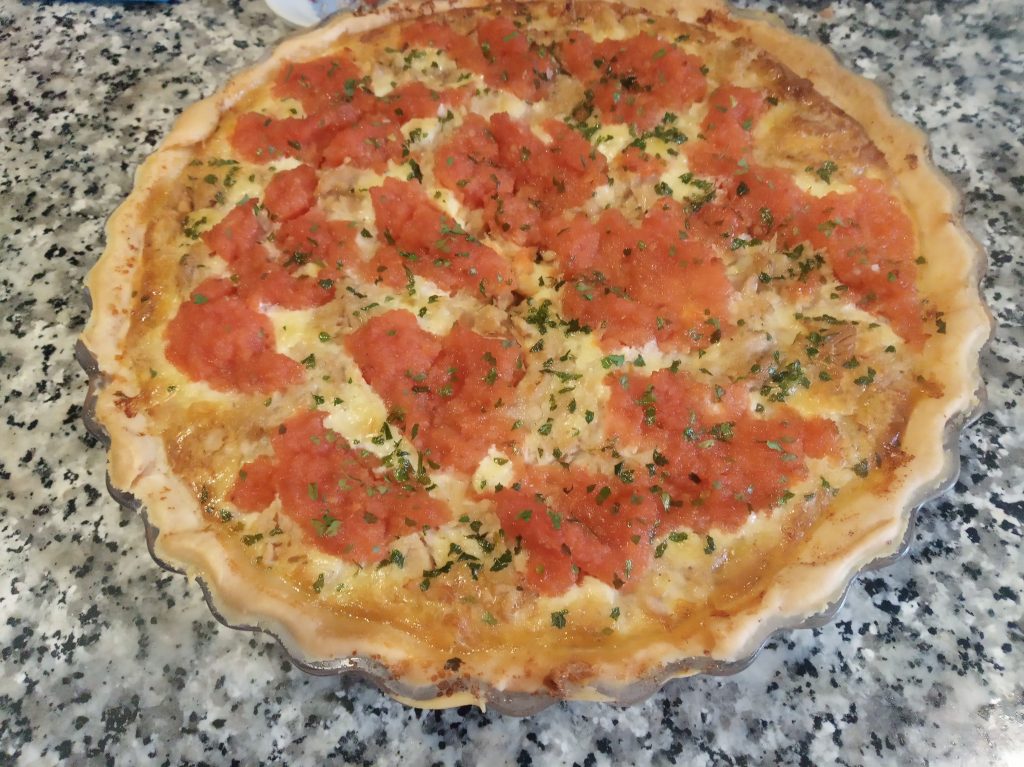 Tarta o Quiche de atún con tomate y puerro